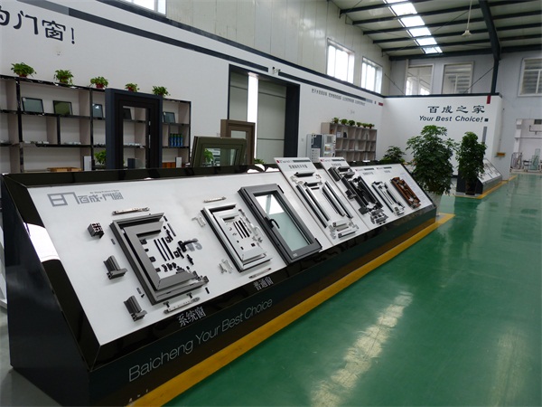 鋁合金門(mén)窗生產(chǎn)車(chē)間圖片派克機(jī)器