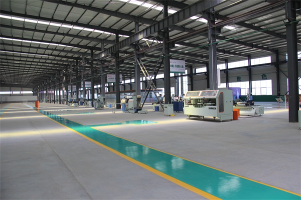 鋁合金門(mén)窗生產(chǎn)車(chē)間圖片派克機(jī)器